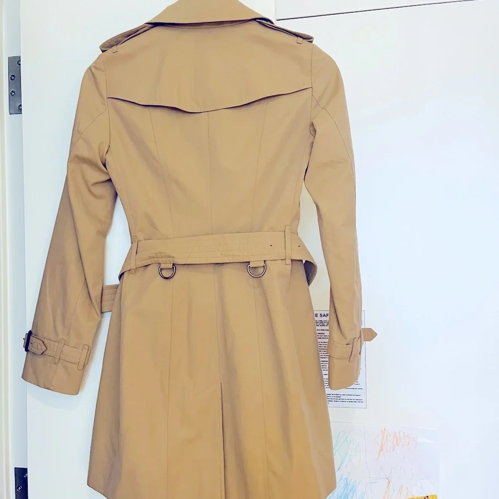 Burberry mid-length Sandrigham trench size UK4/US2- like new! Worn maybe 5x. - Picture 2 of 4